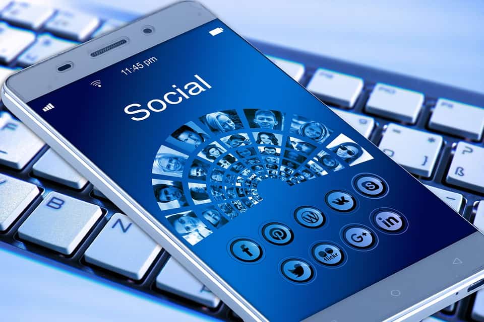 mobile-phone-social-media